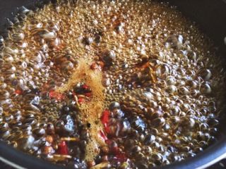 12、媲美周黑鸭的 香辣卤鸡脖,盖上锅盖 大火煮开