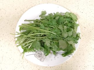 2、超级鲜美无敌肉丸靓汤,准备肉丸汤需要的材料：香菜洗干净