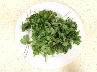 3、超级鲜美无敌肉丸靓汤,切碎备用