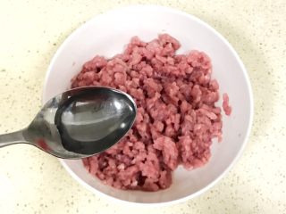 5、超级鲜美无敌肉丸靓汤,打水时，为了使肉糜能尽量多地吃水，不能一次性加入大量的水，需要一点点、慢慢加入，用勺子比较合适，加入一勺水，立即顺时针方向打圈搅拌，当搅拌不动时，再加入下一勺水