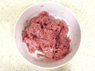 7、超级鲜美无敌肉丸靓汤,加水，搅拌，加盐，搅拌，如此反复，直至肉糜非常劲道、细嫩