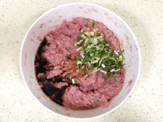 9、超级鲜美无敌肉丸靓汤,再继续加入葱姜和酱油，搅拌均匀