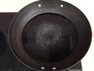 13、超级鲜美无敌肉丸靓汤,锅里加水，烧开后，转小火，开始汆肉丸吧