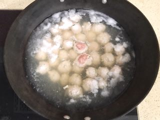 15、超级鲜美无敌肉丸靓汤,将所有的肉丸都挤出，投入锅中