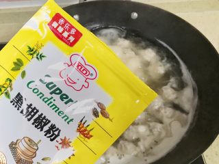 17、超级鲜美无敌肉丸靓汤,几个沸腾就熟了，汤中加入适量的盐、黑胡椒粉，尝一下味道，咸淡合适，就可以关火了