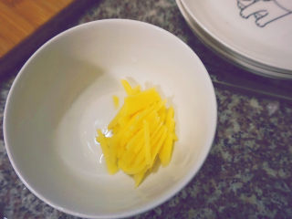 2、白切鸡,准备姜片