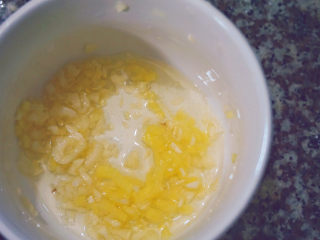 3、白切鸡,剁碎姜片和蒜，加入花生油