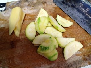 5、麻辣片片鱼,把配菜洗净，改刀成大块状。