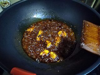 9、麻辣片片鱼,这里是小火翻炒，不要加水。注意不要粘锅。