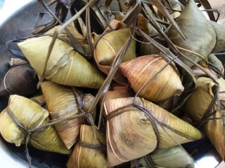 1、粽横天下―粽子,最后一步，放到锅里煮，大火煮开后，转中火煮（乡下用的是煤，所以我们用小火煮了一晚上8小时左右????电饭煲煮一个小时就可以了），熟了就可以开吃了！✌