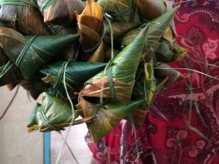 2、粽横天下―粽子,温馨提示:喜欢吃肉粽子的亲可以把肉剁成肉泥（生的）加花生（生的）和红枣（生的）跟糯米一起装到粽叶里面就可以了！味道不错呦！