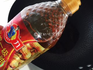 3、上海本帮菜 草头圈子,锅里倒入适量的油。