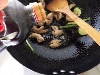 6、上海本帮菜 草头圈子,随后倒入老抽和生抽。