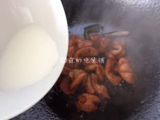 8、上海本帮菜 草头圈子,最后,勾个芡,盛出。