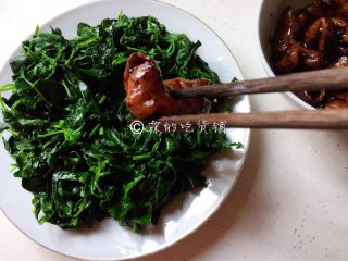 12、上海本帮菜 草头圈子,最后只要把大肠放到炒好的草头上面就可以了。