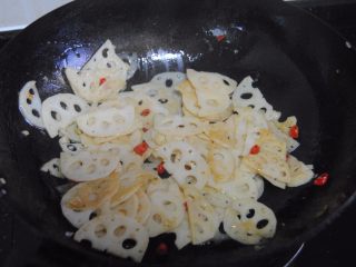 11、酸辣藕片,加入酱油，胡椒粉和盐翻炒1分钟即可出锅