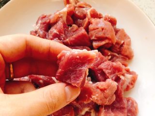 2、正宗榕城荔枝肉,切成颗粒状。