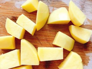 4、正宗榕城荔枝肉,去皮,并切成块状。