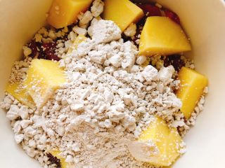 6、正宗榕城荔枝肉,加入3勺地瓜粉。(汤勺大小)