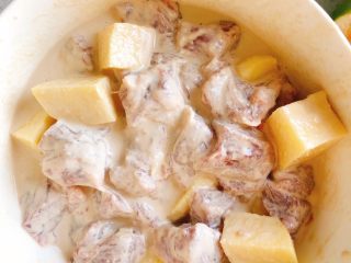 7、正宗榕城荔枝肉,加入少许清水搅拌成糊状。(别弄太稀,比水状黏稠一些的状态,类似勾芡状)