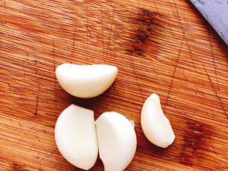 10、正宗榕城荔枝肉,取4颗蒜瓣,去皮。