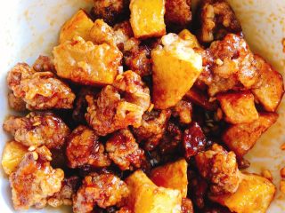 18、正宗榕城荔枝肉,搅拌均匀后即可食用。(喜欢吃酥脆口感的亲搅拌后即可食用,喜欢吃软嫩口感的亲搅拌后等待15分钟,或者盖个盘子焖5分钟)