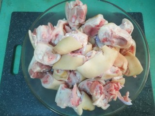 8、猪脚姜,准备好猪蹄，我喜欢皮多的蹄子部分，所以没有买肉多的肘子部分，买猪蹄时让卖猪肉的帮忙弄干净猪毛