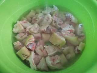 9、猪脚姜,将猪蹄洗干净