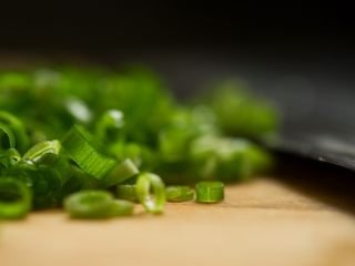 8、粵菜经典【白切鸡】 泡鸡秘诀保证肉质嫩滑,接下来准备一个大盘，装上冷水（有冰块最好）把鸡捞起来，放进冷水盘里泡凉，这一步我忘记拍照了。