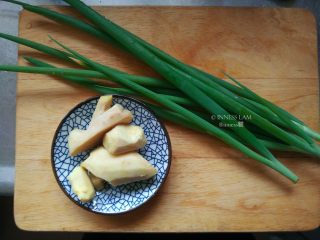 9、粵菜经典【白切鸡】 泡鸡秘诀保证肉质嫩滑,泡鸡的过程如有需要可换几次水，要让鸡迅速凉透为最佳。