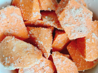 11、粉蒸肉,加少量清水拌匀