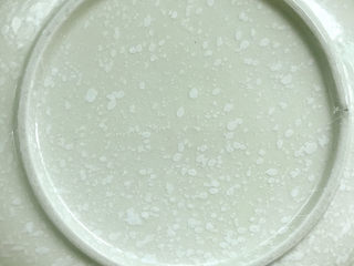 15、粉蒸肉,取出后用一个盘子盖在五花肉碗上