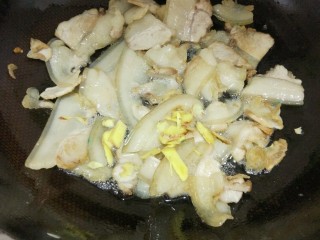 9、青椒回锅肉,小火煸出油，加入姜片