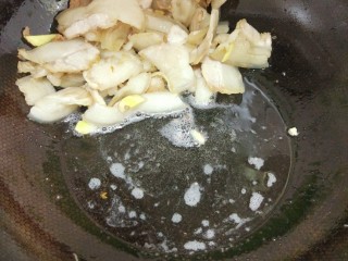 11、青椒回锅肉,将肉片推到锅边，肉片不可煸得过干，会嚼不动