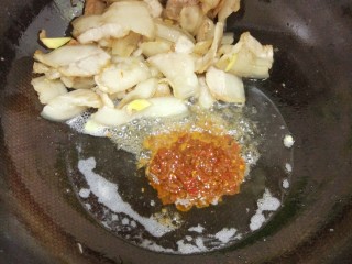 12、青椒回锅肉,加入豆瓣