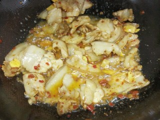 13、青椒回锅肉,炒匀爆香