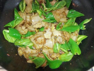 15、青椒回锅肉,翻炒均匀