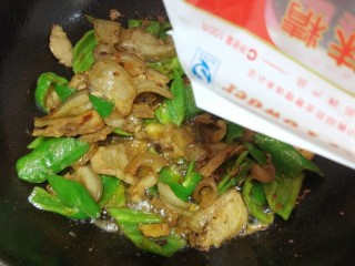 17、青椒回锅肉,加味精