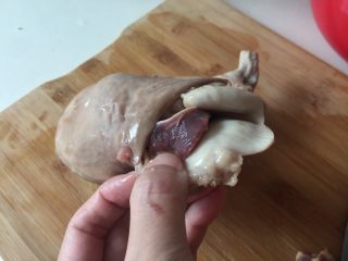 5、猪肚包鸡,鸡剁成大块，塞进猪肚子里。