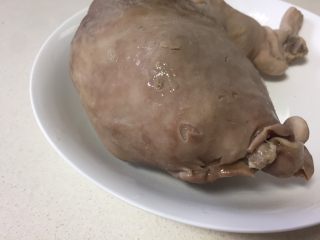 8、猪肚包鸡,大概炖两小时后关火加食用盐，再盖上盖子，利用砂锅的保温性继续焖二十分钟，把猪肚拿出来。