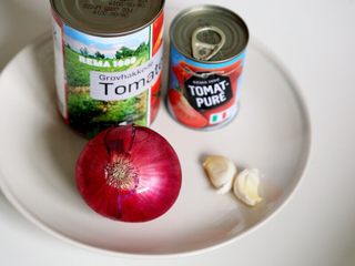 2、先煎后烤披萨,3.发面的时间来炒番茄酱，准备好炒酱料的材料：西红柿罐头200克、西红柿膏20克、洋葱50克、大蒜2瓣