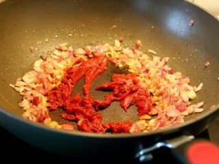 4、先煎后烤披萨,6.炒出香味时，拔到旁边，下西红柿膏炒几下。