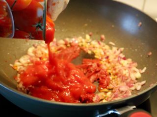 5、先煎后烤披萨,7.再下西红柿罐头炒几下。