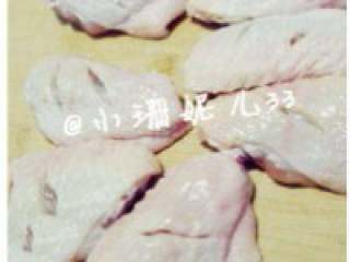 1、新奥尔良烤翅,鸡翅清洗干净后，正反面分别切两斜刀，备用