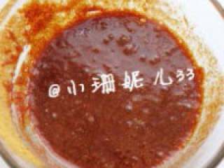 2、新奥尔良烤翅,.将奥尔良烤鸡翅粉与同等比例的水混合搅拌均匀。