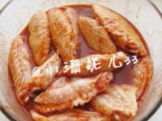 3、新奥尔良烤翅,把鸡翅放入调好的料汁中腌制4个小时或以上。
