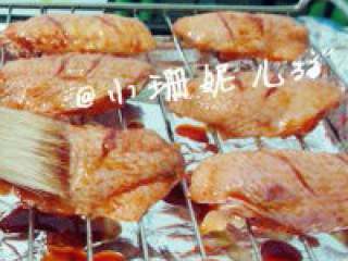 5、新奥尔良烤翅,.再在鸡翅两面各刷一层蜂蜜