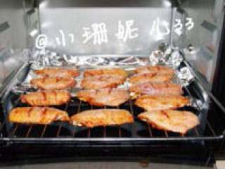 6、新奥尔良烤翅,.烤箱200度预热后，将鸡翅放入烤箱的下层，200度上下火烤20分钟就OK啦