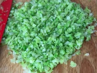 1、鲜虾时蔬小馄饨,圆白菜焯水后，切碎，挤出水分