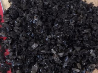 2、鲜虾时蔬小馄饨,黑木耳泡发后，煮15分钟左右，捞出沥干水分，切碎